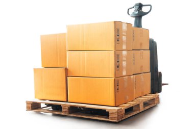 Paket Kutuları Pallet 'te ve Elektrik Forklift' i de White 'ta. Ürün ambalajı, karton kutular. Forklift Palet Yükleyici. Tedarik zinciri, erzak sevkiyatı. Nakliye Deposu Lojistiği.