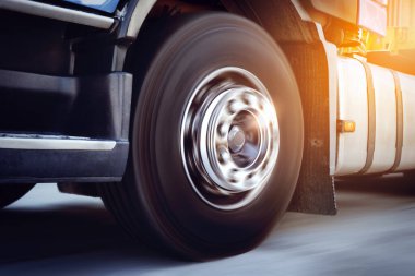 Yarı Kamyon Yolda Sürüşü Hareketi. Hızlı Dönen Tekerlekler. Kamyon Tekerlekleri. Büyük kamyon, yarı karavan kamyonu tekerlekleri. Nakliye Aracı Lojistik Taşımacılığı.