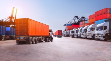 Limandaki otoparkta yarı karavan kamyonları. Big Rig, Traktör Truck. Kargo konteynırı. Ekonomik İş Taşımacılığı Yolda. Kamyonculuk. Nakliye Aracı, Lojistik Taşımacılık.