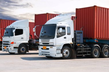Park yerine park etmiş yarı kamyonların olduğu sıra. Big Rig, Traktör Truck. Limanda kargo kamyonu nakliyesi. Ekonomik İş Taşımacılığı Yolda. Kamyonculuk. Nakliye Aracı Taşımacılığı.