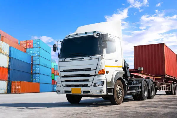 Yarı karavan kamyonları limanda sürüyor. Big Rig, Semi Truck Traktörü. Kargo konteynerleri. Nakliye kamyonu ithalat-ihracat deposu. Kamyon Lojistiği, Kargo Taşımacılığı.