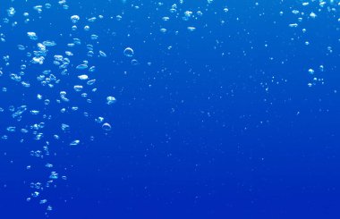 Hava kabarcıklarının hareketi suyun altında yüzüyor. Saf içme suyu, oksijen gevşemesi. Mavi Su Özellikli Arkaplan.