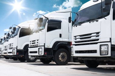 Park yerine park etmiş yarı kamyonların olduğu sıra. Big Rig, Traktör Truck. Limanda kargo kamyonu nakliyesi. Ekonomik İş Taşımacılığı Yolda. Kamyonculuk. Nakliye Aracı Taşımacılığı.