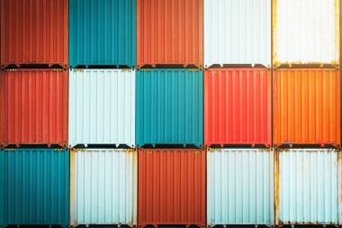 Renkli Kargo Konteynırları Duvarı. Lojistik Ulaşım Endüstrisi 'nin idaresi. Kargo konteynır gemileri, Global Business Shipping İthalat-İhracat. Depo Limanı. Lojistik Taşımacılık.