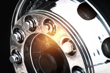 Truck Wheels, Chrome Rims, Alloy Wheels. Büyük kamyon, yarı karavan kamyonu tekerlekleri. Nakliye Aracı Lojistik Taşımacılığı.