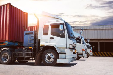 Depo 'daki otoparkta yarı karavan kamyonları. Kargo konteynırı. Rıhtım deposunda yük kamyonu var. Dağıtım Deposu. Büyük kamyon. Nakliye Aracı Taşımacılığı.