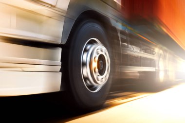 Yarı Karavan Kamyonu Yolda Sürüşünün Hızlı Hareketi. Dönen Kamyon Tekerlekleri. Büyük kamyon. Ekonomik Taşımacılık Şirketi. Ekonomik İş Taşımacılığı Yolda. Kamyonculuk. Kamyon Lojistiği