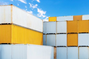 Liman 'da istiflenmiş konteynırlar var. Lojistik Ulaşım Endüstrisi 'nin idaresi. Kargo konteynır gemileri, Global Business Shipping İthalat-İhracat. Lojistik Taşımacılık.