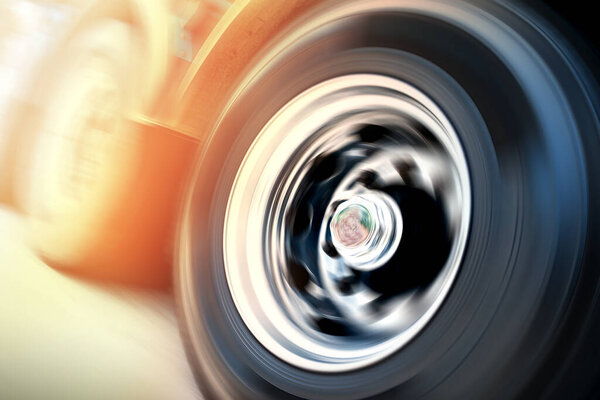 Движение быстро вращающихся колес грузовика на дороге. Хромированные ободья, сплавные колеса. Большая вышка, полугрузовые колеса. Транспорт грузовых грузовиков.