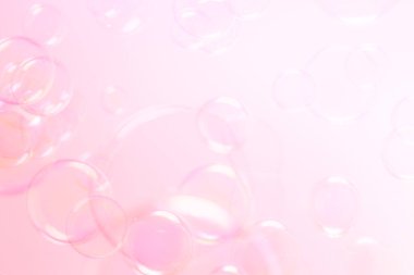 Güzel şeffaf pembe sabun köpükleri havada süzülüyor. Kutlama Şenliği Arkaplanı. Tazelik sabunu köpüklü su. Pembe ve Beyaz Dereceli.