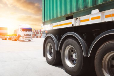 Limandaki otoparkta yarı kamyonlar park etmiş. Big Rig, Limandaki kargo konteynır kamyonları. Ekonomik İş Taşımacılığı Yolda. Kamyonculuk. Nakliye Aracı Taşımacılığı.