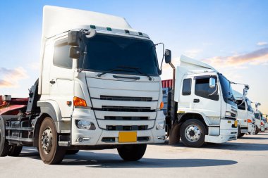 Yarı karavan kamyonları otoparka park etmiş. Big Rig, Traktör Truck. Limanda kargo kamyonu nakliyesi. Ekonomik İş Taşımacılığı Yolda. Kamyonculuk. Nakliye Aracı Taşımacılığı.