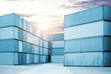 Liman 'da istiflenmiş konteynırlar var. Konteynır Tersanesi. Lojistik Ulaşım Endüstrisi 'nin idaresi. Kargo konteynır gemileri, Global Business Shipping İthalat-İhracat. Lojistik Taşıma.
