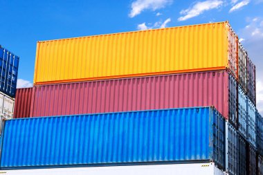 Limandaki yığınla renkli nakliye konteynırları. Lojistik Ulaşım Endüstrisi 'nin idaresi. Kargo konteynır gemileri, Global Business Shipping İthalat-İhracat. Lojistik Taşımacılık.