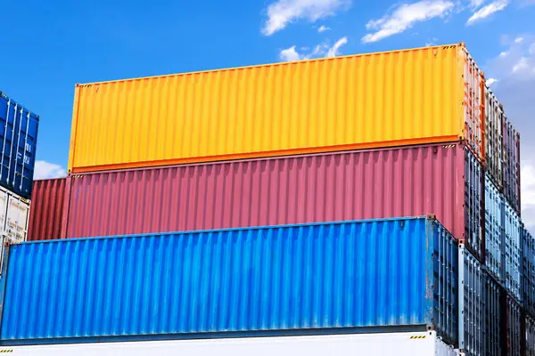 Limandaki yığınla renkli nakliye konteynırları. Lojistik Ulaşım Endüstrisi 'nin idaresi. Kargo konteynır gemileri, Global Business Shipping İthalat-İhracat. Lojistik Taşımacılık.