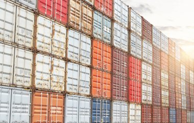 Limanda kargo konteynırları yığılmış. Lojistik Ulaşım Endüstrisi 'nin idaresi. Kargo konteynır gemileri, Global Business Shipping İthalat-İhracat. Depo Limanı. Lojistik Taşıma.