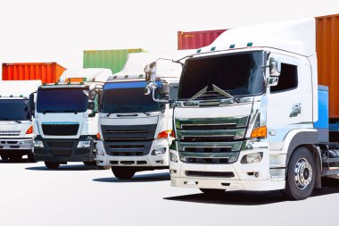 Park yerindeki Semi Trailer Trucks 'ın sırası. Big Rig, Traktör Truck. Nakliye Kargo Konteynır Taşımacılığı. Ekonomik İş Taşımacılığı Yolda. Kamyonculuk. Nakliye Aracı Taşımacılığı.