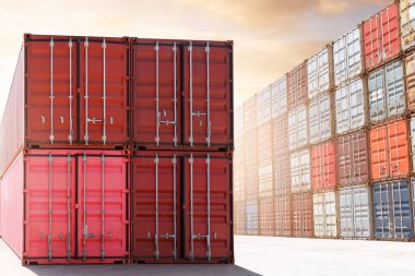 Limanda kargo konteynırları yığılmış. Lojistik Ulaşım Endüstrisi 'nin idaresi. Kargo konteynır gemileri, Global Business Shipping İthalat-İhracat. Depo Limanı. Lojistik Taşıma.