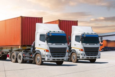 Depo 'daki otoparkta yarı karavan kamyonları. Kargo konteynırı. Rıhtım deposunda yük kamyonu var. Dağıtım Deposu. Büyük kamyon. Nakliye Aracı Taşımacılığı.