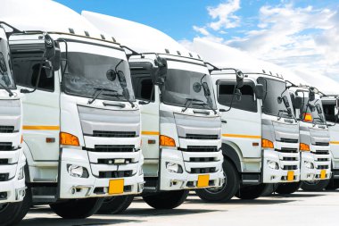 Park yerine park etmiş yarı kamyonların olduğu sıra. Big Rig, Traktör Truck. Depo 'da kargo kamyonu nakliyesi. Ekonomik İş Taşımacılığı Yolda. Kamyonculuk. Nakliye Aracı Taşımacılığı.