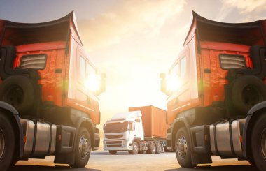 Sunset 'teki otoparkta yarı kamyonlar. Big Rig, Traktör Truck. Kargo konteynırı. Nakliye İthalat-İhracat. Kamyonculuk. Yük Kamyonu, Lojistik Taşımacılık Yolda.