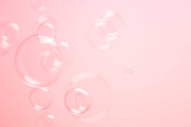 Havada yüzen güzel pembe sabun köpükleri. Kutlama Şenliği Arkaplanı. Tazelik sabunu köpüklü su. Pembe ve Beyaz Dereceli.