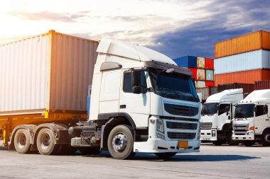 Limandaki otoparkta yarı karavan kamyonları. Big Rig, Traktör Truck. Kargo konteynırı. Ekonomik İş Taşımacılığı Yolda. Kamyonculuk. Nakliye Aracı, Lojistik Taşımacılık.