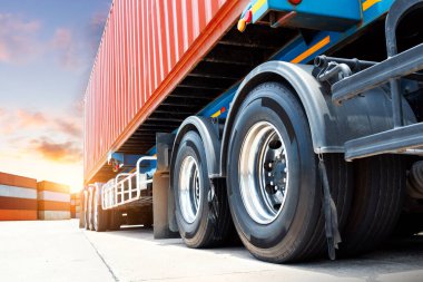 Limandaki otoparkta yarı karavan kamyonları. Big Rig, Traktör Truck. Kamyon Tekerlekleri. Kargo konteynırı. Nakliye İthalat-İhracat. Kamyonculuk. Kargo Lojistik Taşımacılığı Yolda.