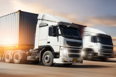 Yarı karavan kamyonları yolda gidiyor. Big Rig, Traktör Truck. Kargo konteynırı. Ekonomik İş Taşımacılığı Yolda. Nakliye İthalat-İhracat. Kamyonculuk. Nakliye Aracı Taşımacılığı.