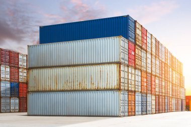 Limandaki kargo konteynerleri. Konteyner Avlusu. Lojistik Ulaşım Endüstrisi 'nin idaresi. Kargo konteynır gemileri, Global Business Shipping İthalat-İhracat Depo Limanı. Lojistik Taşıma.