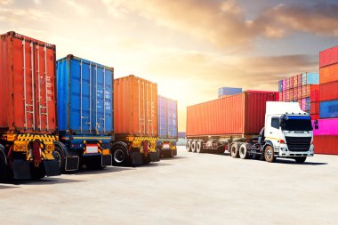 Rıhtımdaki otoparka karavan kamyonları park etmiş. Depo Limanı. Kargo konteynırı. Ekonomik İş Taşımacılığı Yolda. Nakliye İthalat-İhracat. Kamyonculuk. Yük Lojistik Taşımacılığı.