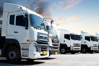 Park yerine park etmiş yarı kamyonların olduğu sıra. Big Rig, Traktör Truck. Kargo konteynırı. Ekonomik İş Taşımacılığı Yolda. Kamyonculuk. Yük kamyonu, Lojistik Kargo Taşımacılığı.