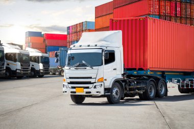 Limandaki otoparkta yarı karavan kamyonları. Big Rig, Taşımacılık. Kargo konteynırı. İthalat-ihracat, Ekonomi Ticaret Taşımacılığı. Yük kamyonu, Lojistik Kargo Taşımacılığı.