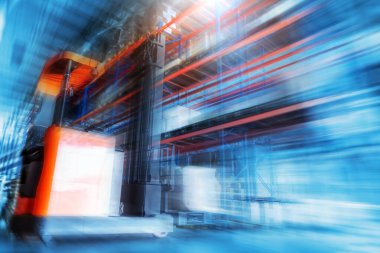 Lojistik Endüstrisi için Bulanık Depo Alanı. Uzun raf depolama deposu. Paket Kutuları Malzemeler. Tedarik Zinciri Nakliye Malzemeleri. Dağıtım Deposu Nakliyat, Lojistik Taşımacılık.