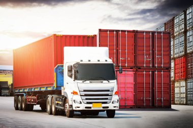 Limandaki otoparkta yarı karavan kamyonları. Big Rig, Taşımacılık. Kargo konteynırı. İthalat-ihracat, Ekonomi Ticaret Taşımacılığı. Yük kamyonu, Lojistik Kargo Taşımacılığı.