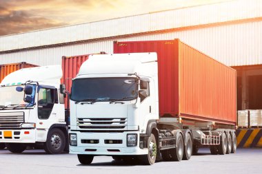 Depo 'daki otoparkta yarı karavan kamyonları. Kargo konteynırı. Rıhtım deposunda yük kamyonu var. Dağıtım Deposu. Büyük kamyon. Nakliye Aracı Taşımacılığı.