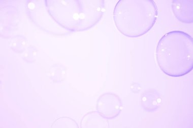 Havada yüzen güzel, açık mor sabun köpükleri. Kutlama Şenliği Arkaplanı. Tazelik sabunu köpüklü su. Mor ve Beyaz Gradyan Yapısı.