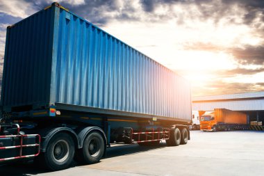 Depo 'daki otoparkta yarı karavan kamyonları. Kargo konteynırı. Rıhtım deposunda yük kamyonu var. Dağıtım Deposu. Büyük kamyon. Nakliye Aracı Taşımacılığı.