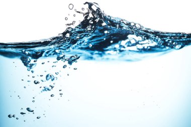 Su Dalgası. Hava kabarcıkları berrak suda yüzer. Saf içme suyu, oksijen gevşemesi. Beyaz Arkaplanda Mavi Su.