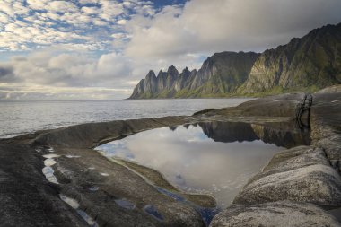 Doğa manzarası. Norveç fiyordunun harika manzarası.