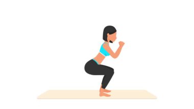 Çömelme darbeleri eğitim amaçlı. Paspasın üzerinde kadın egzersizi. Spor yapan bir kadın. Genç kız karakter eğitimli 2D animasyon. Spor ve sağlıklı yaşam tarzı kavramı.