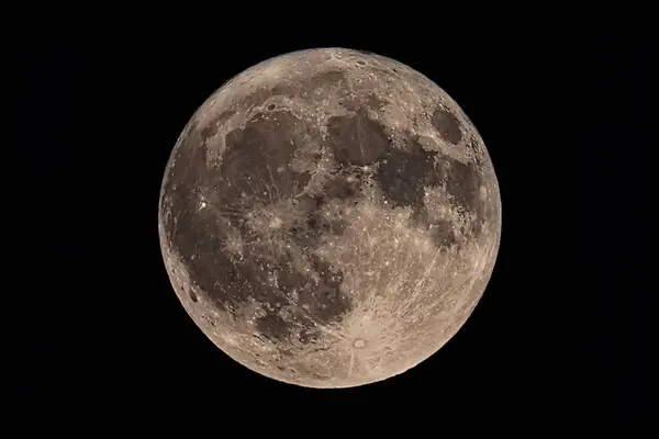 Süper mavi ayın 19 Ağustos 2024 'teki orijinal yatay fotoğrafı. Karanlık gece arkaplanlı. Teleskopta görüldüğü gibi dolunay / süper ay.