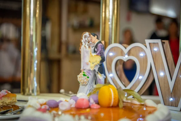 Pastanın üzerinde gelin ve damadın heykelcikleri