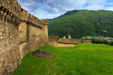 İsviçre 'de Ortaçağ Castelgrande Kalesi. Taş duvarı ve taş merdiveni olan bir kale. Kale bir ormanla çevrilidir. Kale eski ve uzun bir geçmişi var.