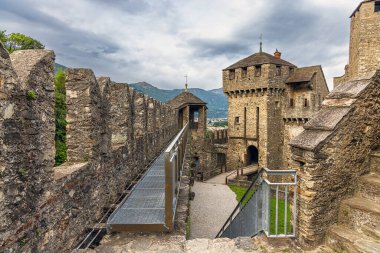 İsviçre 'de Ortaçağ Castelgrande Kalesi. Taş duvarı ve taş merdiveni olan bir kale. Kale bir ormanla çevrilidir. Kale eski ve uzun bir geçmişi var.