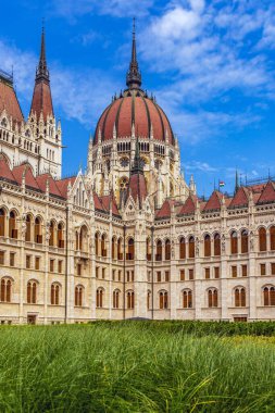 Budapeşte 'deki güzel parlamento binası, Popüler Seyahat Yeri, Budapeşte' nin ve tüm Macaristan 'ın başlıca turistik merkezi - Parlamento binasının büyük Gotik mimarisi.
