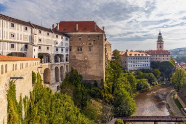 Cesky Krumlov, Çek Cumhuriyeti. Çek Cumhuriyeti 'nin Cesky Krumlov ve Vltava Nehri' nin tarihi kenti Cesky Krumlov Kalesi 'nden manzara
