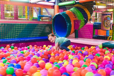 Çocuk oyun bahçesinde renkli plastik toplarla.