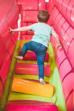 Çocukların yaratıcı gelişimi. Çocuk, çocuk gelişim merkezinde renkli toplarla oynuyor..