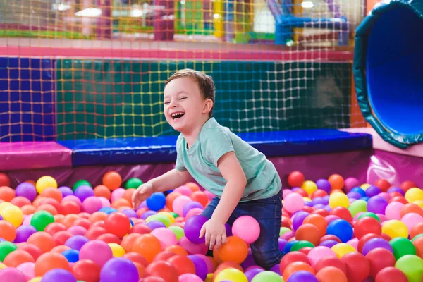 Šťastné Rozesmáté Dítě Které Směje Herně Děti Hrají Barevnými Míčky — Stock fotografie